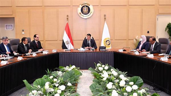 وزير الصناعة يجتمع بمصنعي السيراميك والبورسلين لبحث تحديات القطاع وسبل حلها