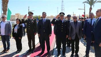   محافظ البحر الأحمر يضع اكليل الزهور علي النصب التذكاري للشهداء