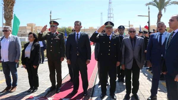 محافظ البحر الأحمر يضع اكليل الزهور علي النصب التذكاري للشهداء