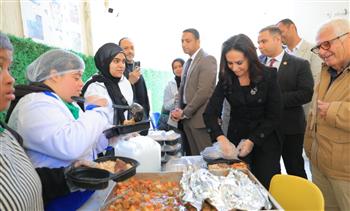   وزيرة التضامن تتفقد "مطبخ الملائكة" 