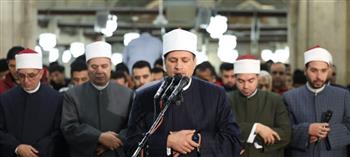   آلاف المصلين يؤدون تراويح الليلة العشرين بالأزهر