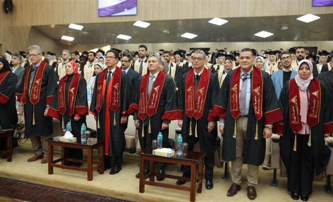 رئيس جامعة بنها يشهد حفل تخريج الدفعة 38 بكلية الطب البشري