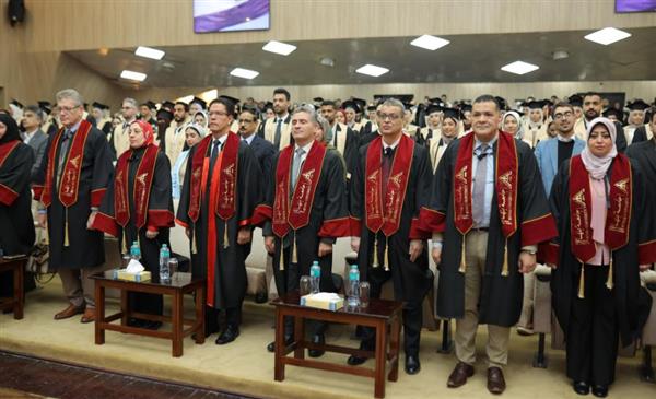 رئيس جامعة بنها يشهد حفل تخريج الدفعة 38 بكلية الطب البشري