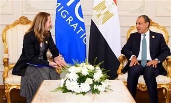 وزير الخارجية يبحث مسارات الانتقال الشرعي للعمالة مع مديرة منظمة الهجرة