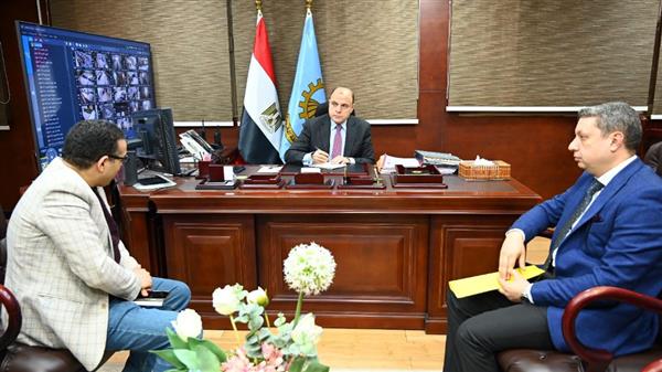 محافظ الغربية يجتمع مع مسؤولي التأمين الصحي والمصرية للاتصالات لتحسين مستوى الخدمات