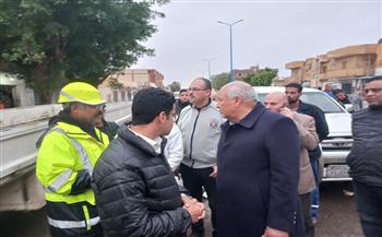   محافظ مطروح يتفقد ميدانيا جهود سحب تراكمات مياه الأمطار  لتيسير حركة السيارات والمواطنين  