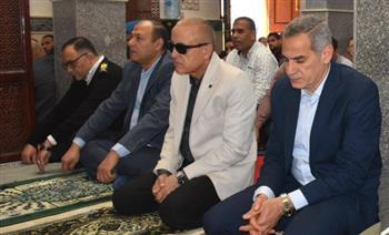 محافظ الأقصر يؤدي صلاة الجمعة بمسجد شركة مياه الشرب بالعوامية