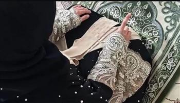   هل تصلي المرأة الظهر وقت خطبة الجمعة أم بعدها ؟