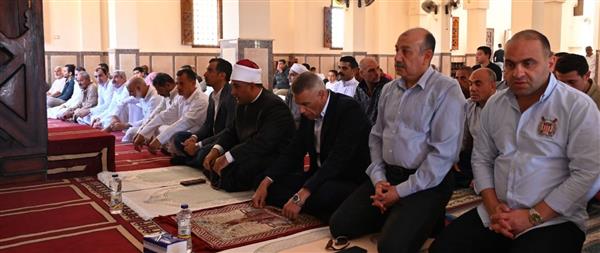 محافظ جنوب سيناء يؤدي صلاة الجمعة وسط المواطنين بطور سيناء