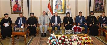 محافظ الإسكندرية يهنئ الأقباط بعيد القيامة ويشاركهم الاحتفال بالكنيسة المرقسية
