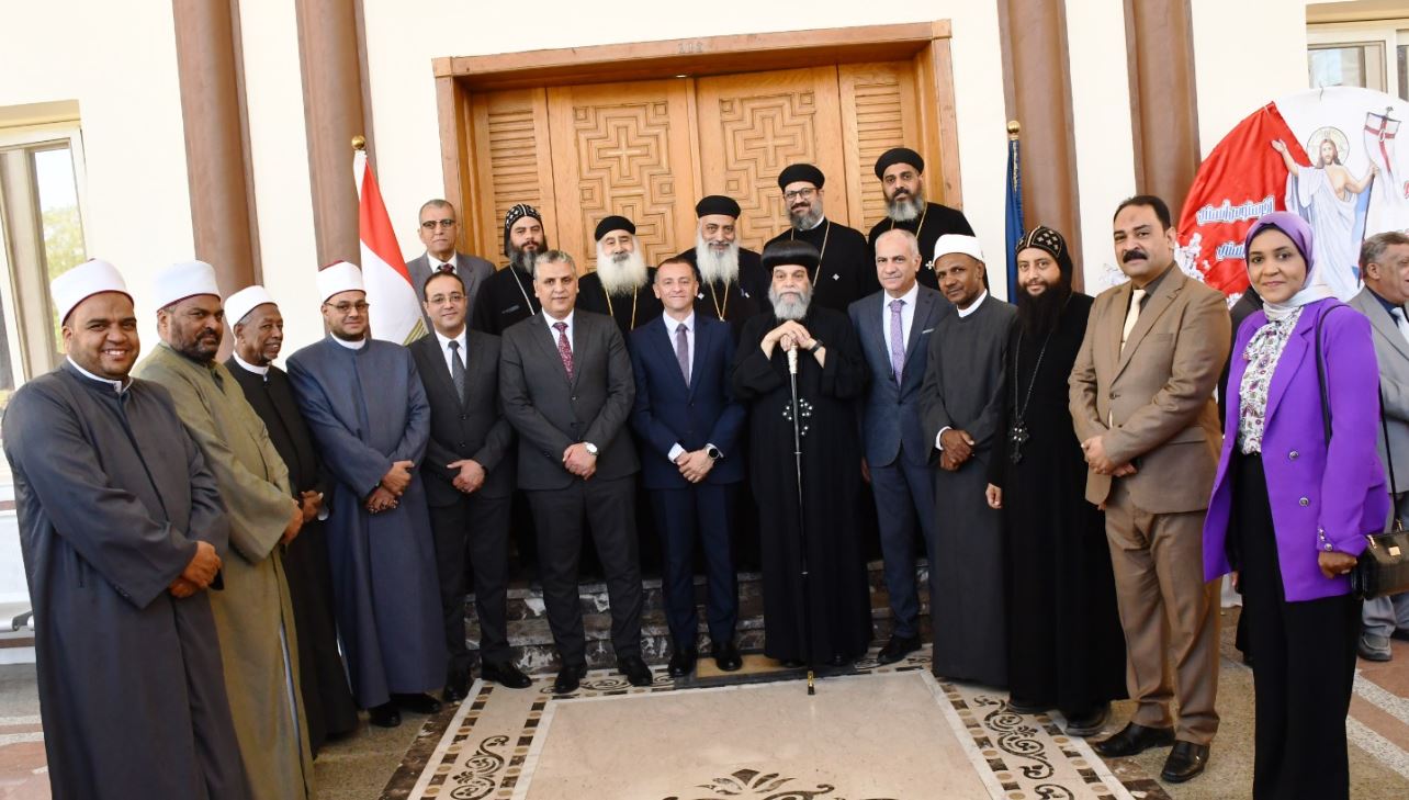 وسط أجواء من الود والمحبة.. محافظ أسوان يهنئ الأخوة الأقباط