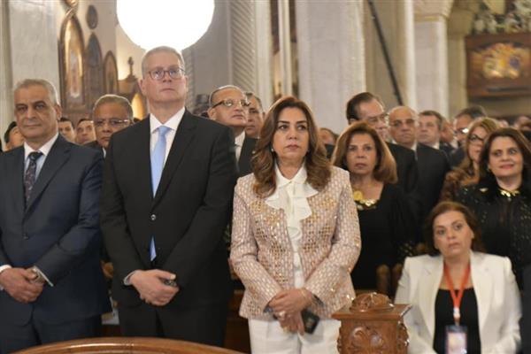 وزيرة التنمية المحلية والبيئة تشهد قداس عيد القيامة المجيد بالكاتدرائية المرقسية بالعباسية
