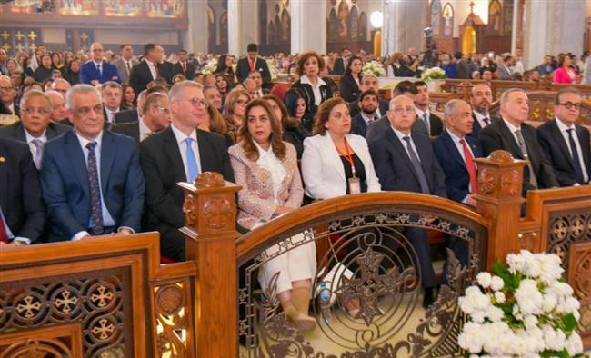 منال عوض تشهد قداس عيد القيامة المجيد بالكاتدرائية المرقسية وتهنئ البابا تواضروس الثاني