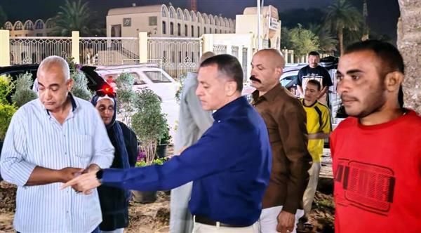 محافظ أسوان يتفقد الأعمال الجارية بأحد ميادين طريق السادات