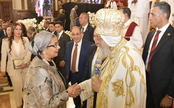 رئيسة القومي للمرأة تشهد قداس عيد القيامة بالكاتدرائية المرقسية وتُهنئ البابا تواضروس