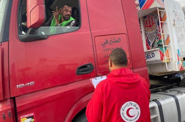 الهلال الأحمر المصري يدفع بأكثر من 168 ألف سلة غذائية عبر قافلة "زاد العزة" الـ 174 