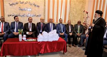   محافظ سوهاج يشارك أطفال "بيت الرحمة" المسيحية فرحتهم بعيد القيامة المجيد
