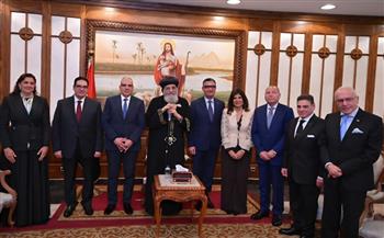  رئيس جامعة القاهرة يزور قداسة البابا تواضروس الثاني مهنئًا بعيد القيامة المجيد