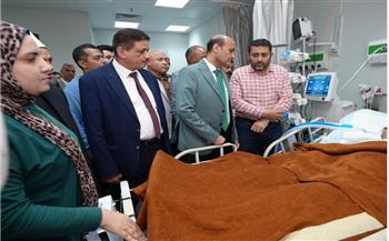  محافظ أسيوط يطمئن على رئيس قرية أم القصور بالمستشفى 