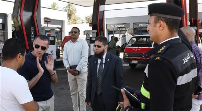 محافظ أسوان يفاجئ محطات الوقود