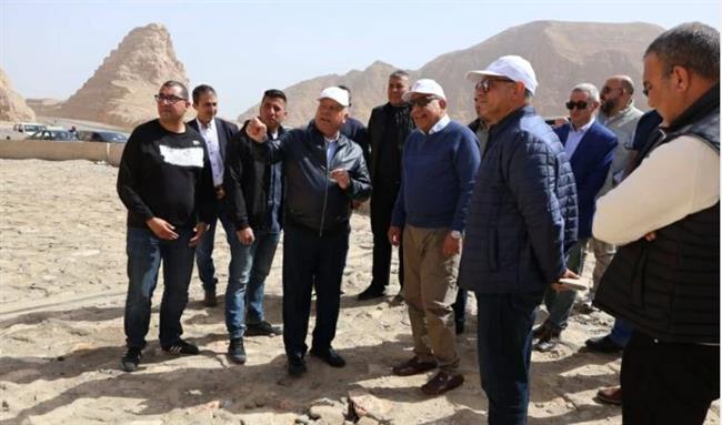 وزيرا النقل والكهرباء يتفقدان جبل الجلالة لإنشاء محطات طاقة رياح