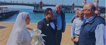   محافظ الإسكندرية يصافح حماة المرور ويشارك عريسين فرحتهما خلال جولة شم النسيم