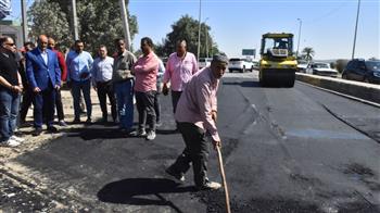   محافظ أسيوط يتفقد رصف محيط مزلقان المعلمين