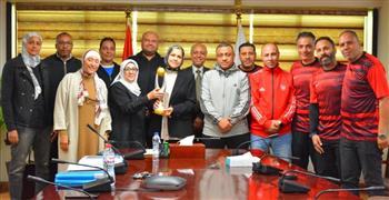   رشا عبد العال تكرم فريق كرة القدم بمصلحة الضرائب 