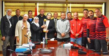 رشا عبد العال تكرم فريق كرة القدم بمصلحة الضرائب