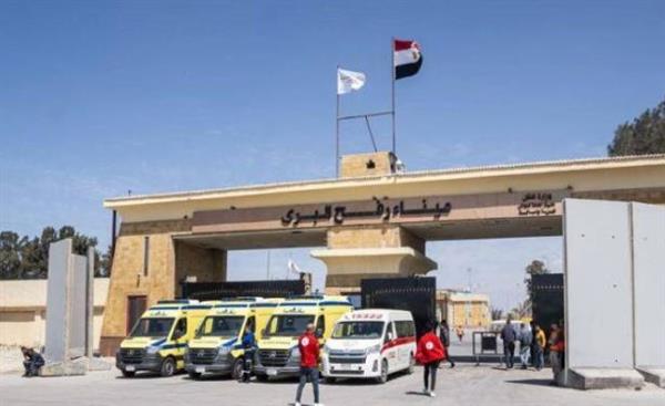 معبر رفح يستقبل دفعة جديدة من المصابين القادمين من غزة لتلقي العلاج داخل مصر