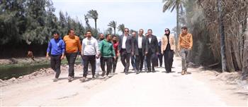   محافظ دمياط يتفقد رصف طريق أم الرضا بكفر البطيخ