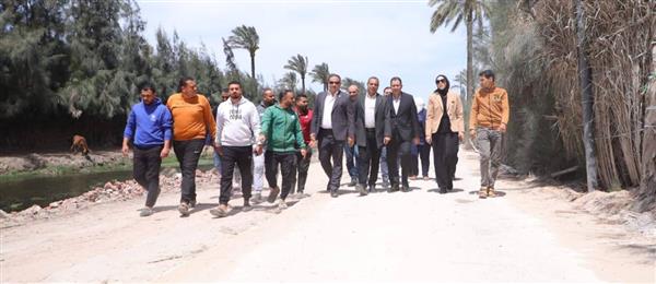 محافظ دمياط يتفقد رصف طريق أم الرضا بكفر البطيخ