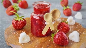4 طرق سهلة لتحضير مربى الفراولة في المنزل
