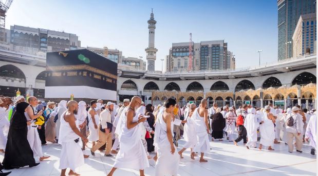 حكم الحج عن الوالدين في عام واحد.. الإفتاء توضح