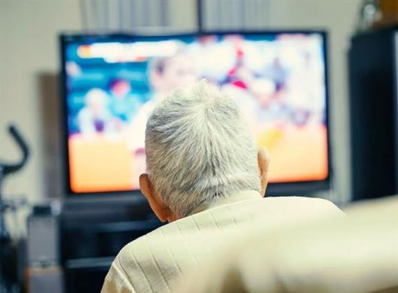 الجلوس النشط ذهنيا يقلل خطر الإصابة بالخرف مقارنة بالتصفح السلبي للشاشات
