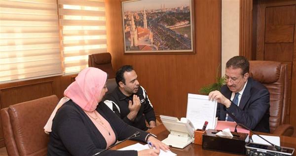 نهج إنساني ثابت.. محافظ بورسعيد يلتقي المواطنين فى مكتب الهموم
