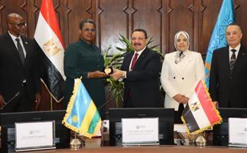 القائم بأعمال رئيس جامعة الإسكندرية يستقبل وزير التعليم الرواندي وسفير رواندا