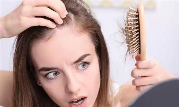 أسباب تساقط الشعر عند النساء