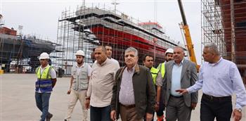   رئيس هيئة قناة السويس يتفقد أعمال بناء قاطرات "عزم"
