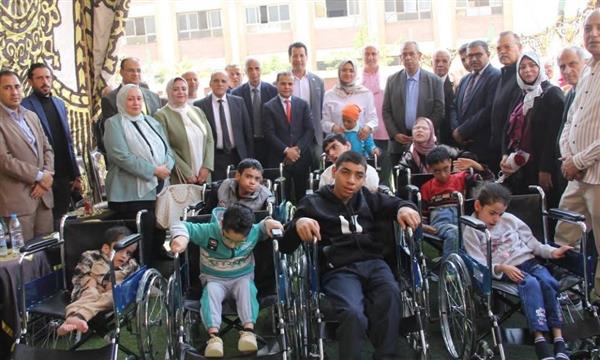 محافظ القليوبية: دعم ذوي الهمم أولوية.. وتسليم كراسي متحركة لطلاب بشبين القناطر