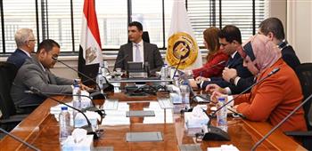   وزير الصناعة يبحث مشروعات وخطط توسع “جي بي أوتو” وتعزيز التصنيع المحلي