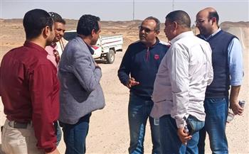   الوادي الجديد تتابع رصف طريق الداخلة–الخارجة