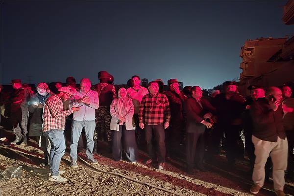 مدير أمن القليوبية يتفقد موقع حريق 3 مصانع بالقناطر الخيرية