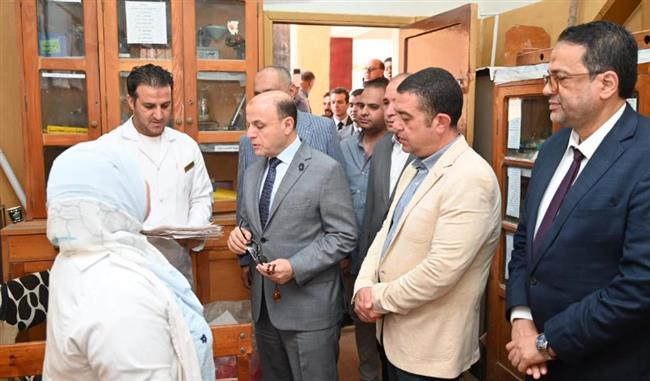 محافظ الغربية يتفقد القافلة الطبية الشاملة بقرية شقرف