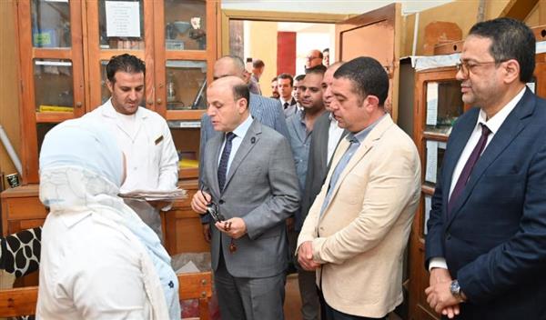 محافظ الغربية يتفقد القافلة الطبية الشاملة بقرية شقرف