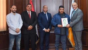   وزير العمل ومحافظ الإسكندرية يسلمان عقودًا لذوي الهمم لدمجهم في سوق العمل
