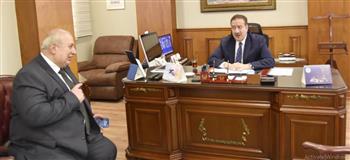   محافظ بورسعيد يبحث دعم الاستثمار السياحي والصناعي مع المستثمرين