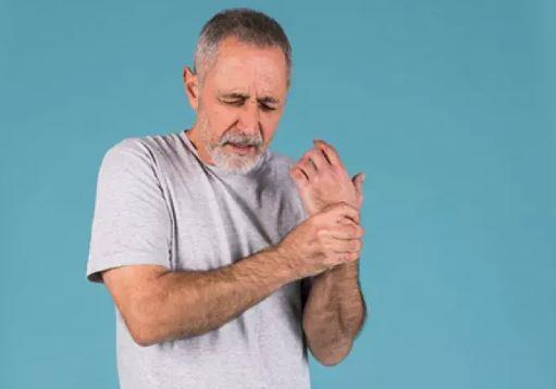 لماذا نشعر بتيبّس المفاصل عند الاستيقاظ؟