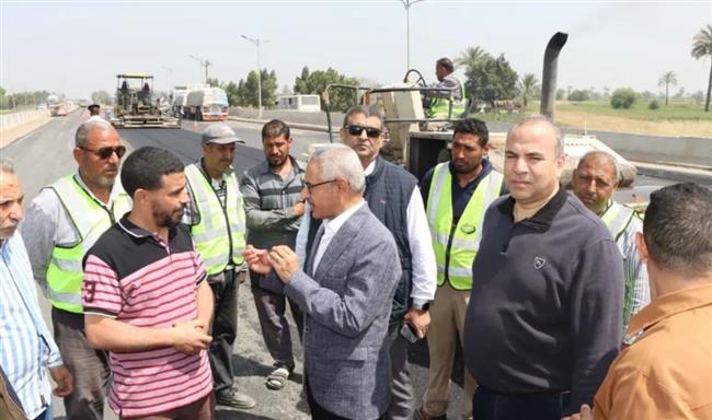 محافظ بني سويف يتابع بدء أعمال رصف طريق دمو الفيوم 