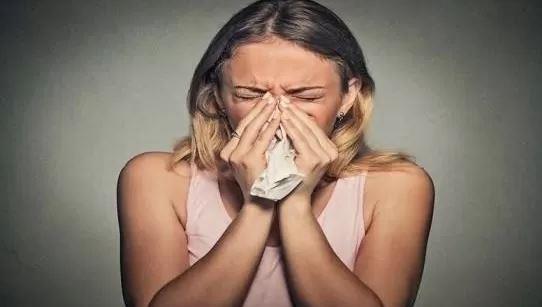 أطعمة يجب تجنبها أثناء نزلات البرد في الربيع